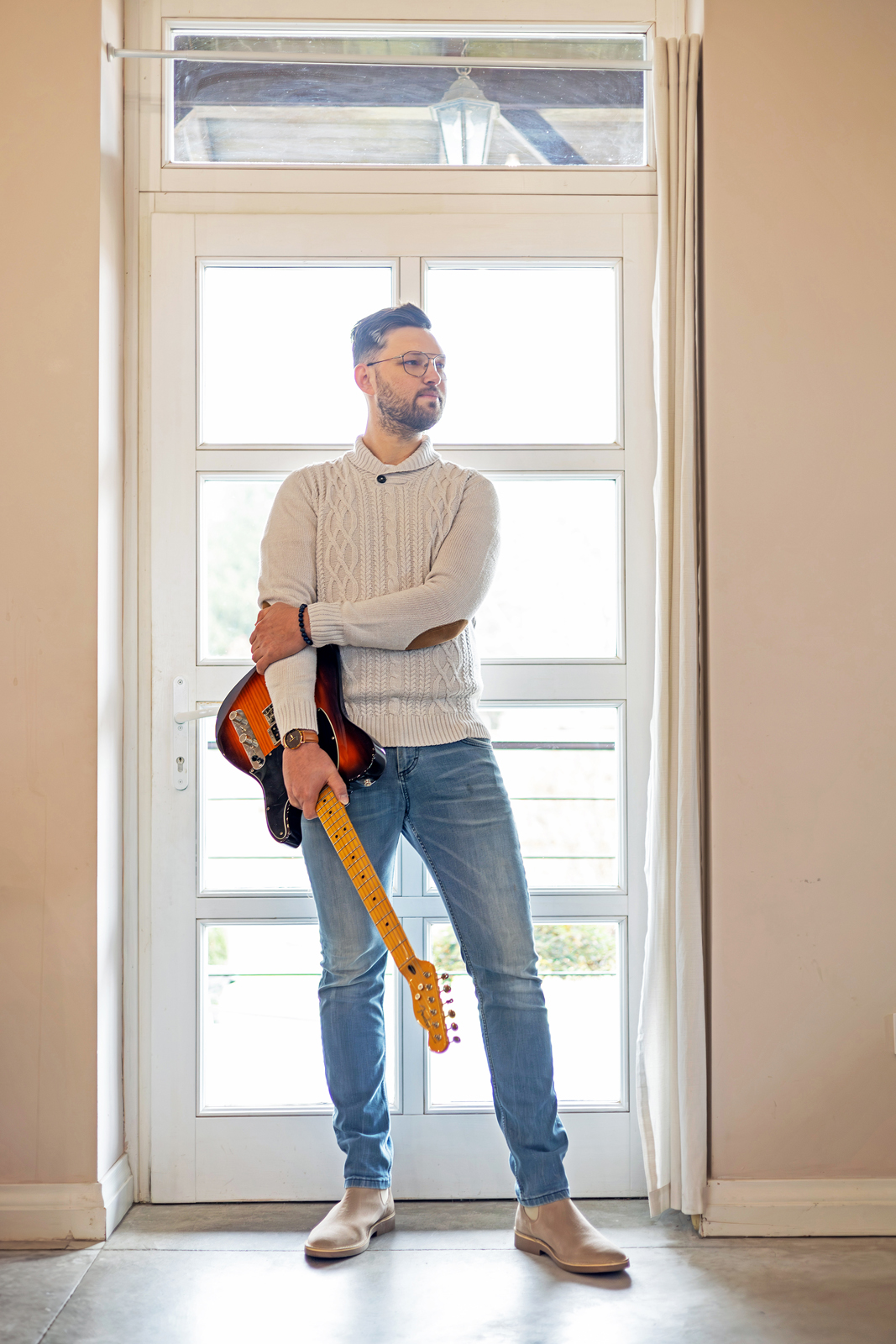 Tóth Árpád elektromos gitárral